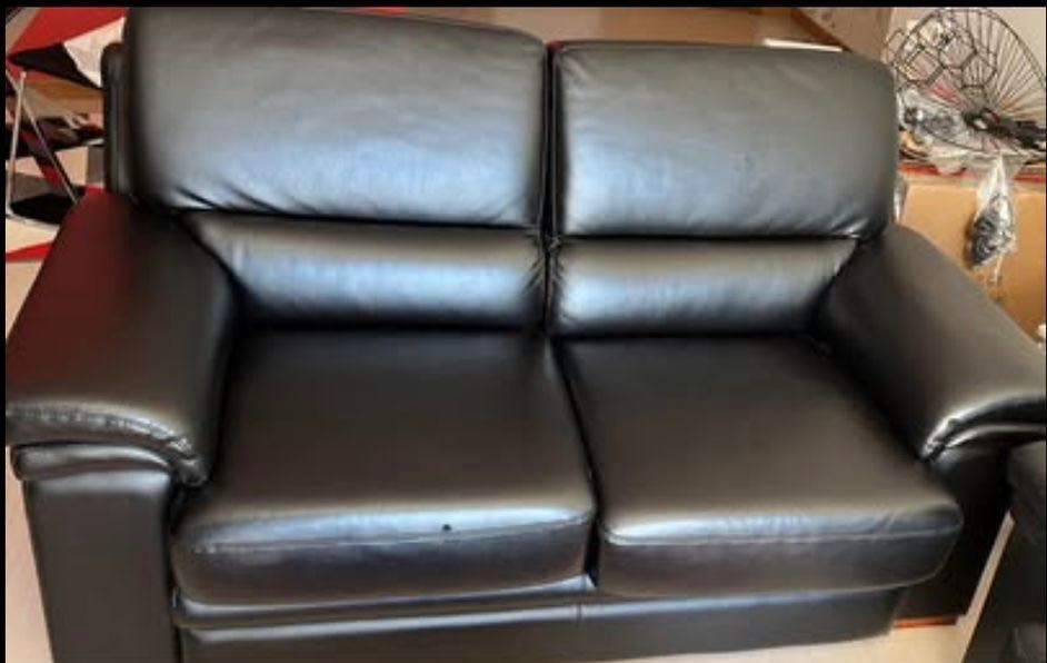 Vende -se 2 sofás em pele