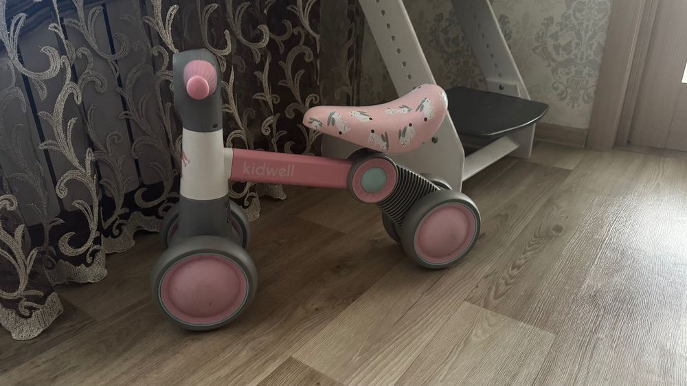 Беговел з 1року для дівчинки