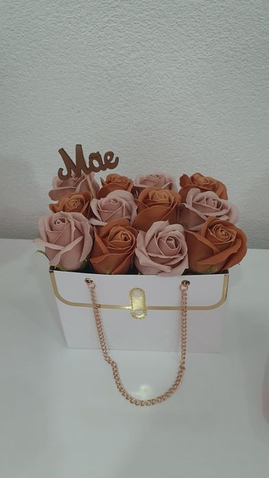 Bolsa com rosas artificiais