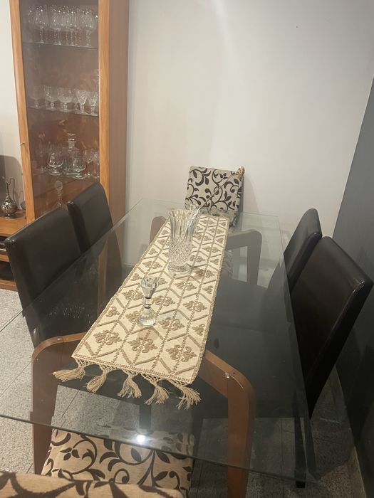 Mesa de jantar e seis cadeiras