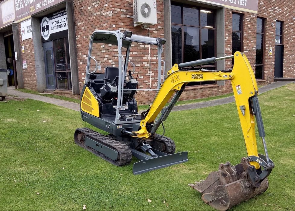 Usługi Wynajem Mini Koparką Wykopy Niwelacja Terenu Prace Zewnetrzne