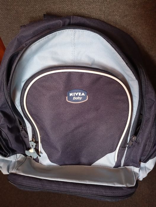 Продам рюкзак темно синього кольору.