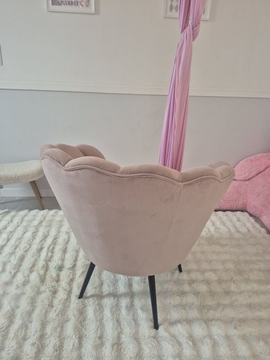 Fotel muszelka pudrowy róz