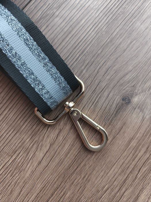 regulowany szeroki pasek do torebki ze zlotymi okuciami