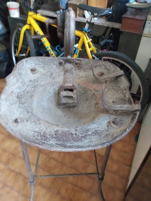Duas forjas e um pote, panela de três pernas.