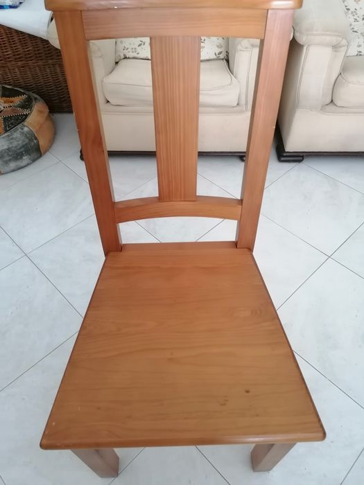 2 Cadeiras de madeira maciça