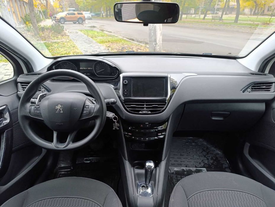 Peugeot 208 2017 року 1.2 л./бензин