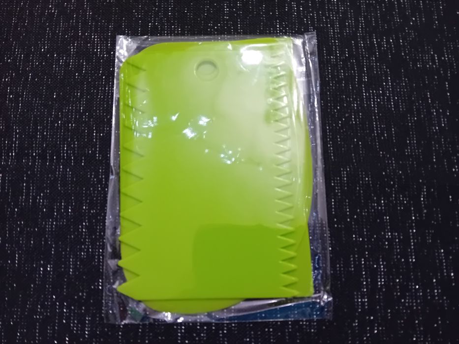 3 szpatułki do dekorowania tortów i ciast.  Nowe.