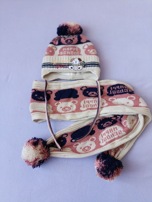 Тепла шапка з шарфом.