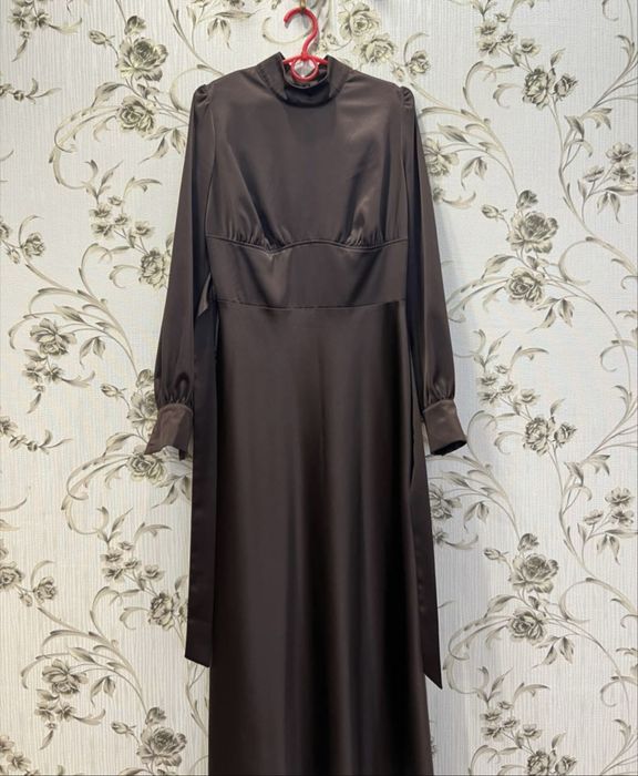 нова вечірня сукня, стан ідеальний, тканина дуже гарна,  приєма до тіл