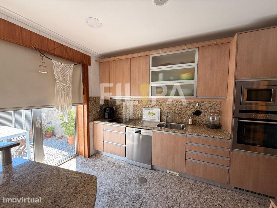 Moradia T5 com espaço exterior - Maia