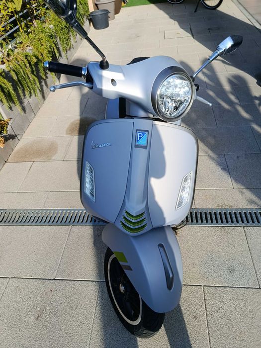 Moto Vespa 125 Gts super oferta de 2 capacetes