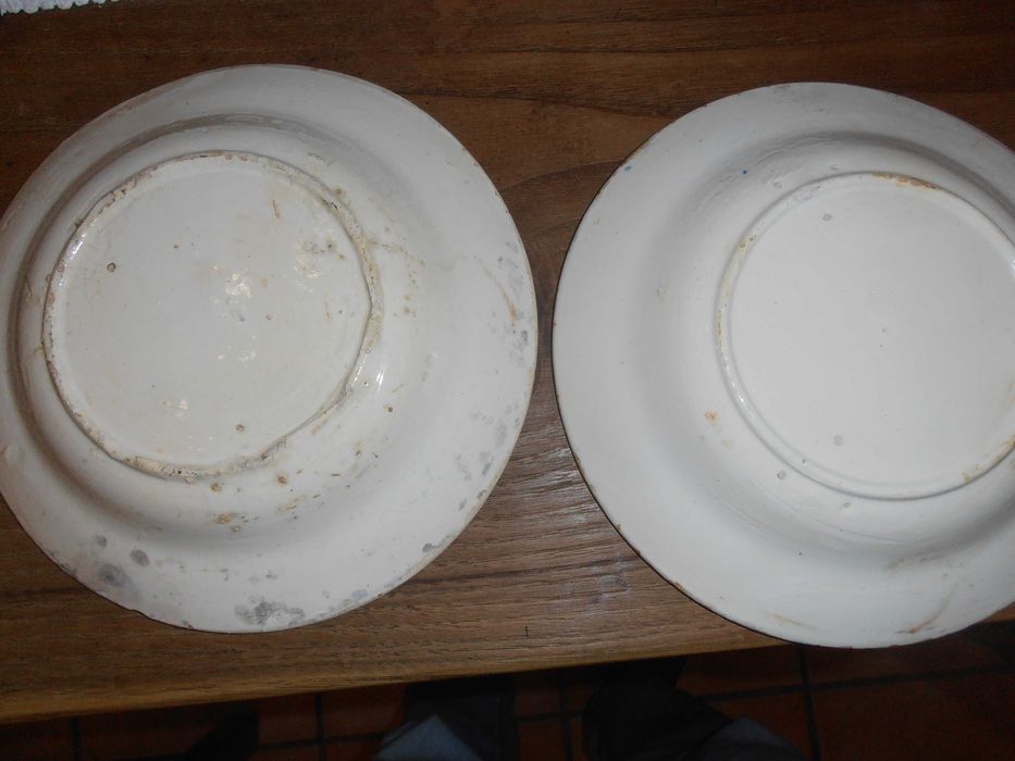 2 pratos antigos, faiança cavalinho, 22cm