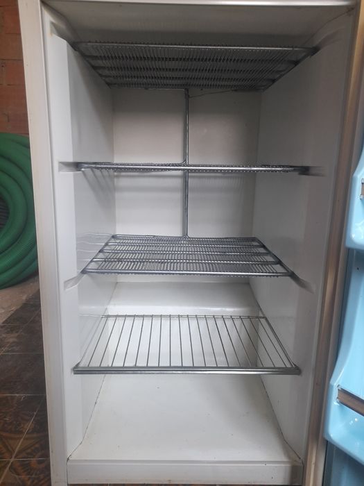 Congelador vertical de prateleiras