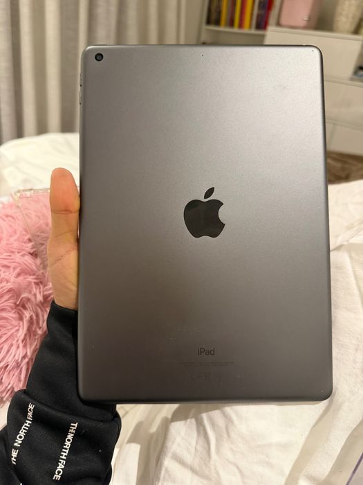 Apple - iPad 9ª Geração APPLE - 10.2'' - 64 GB - Wi-Fi - Cinzento)