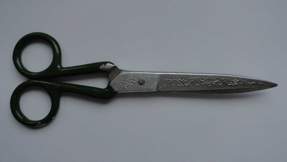 Nożyczki ukraińskie zdobione, długość 19 cm, ostre, używane.