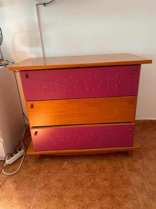 MOBÍLIA DE QUARTO  (Cómoda, mesa cabeceira, guarda fato e cama)