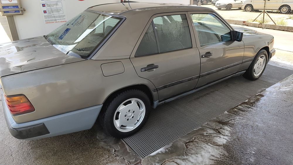 Vende-se Mercedes 200 D em perfeito estado.