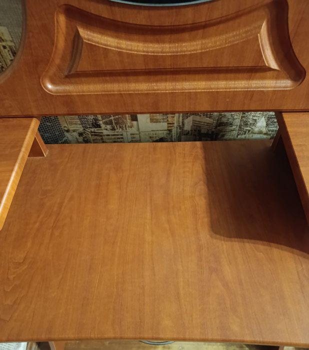 Столик косметический.