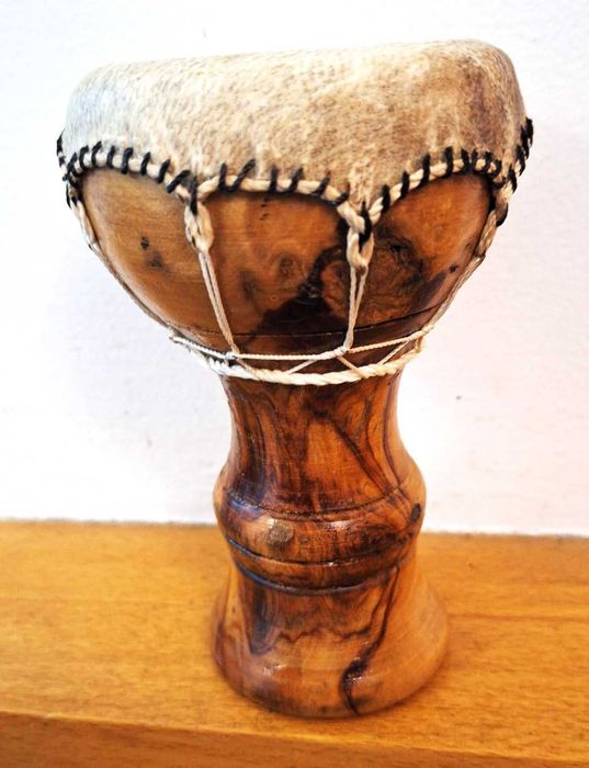 Tambor artesanal africano em madeira e pele