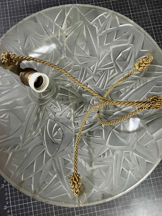 Candeeiro antigo com cordões em sirgaria e taça de vidro translucido