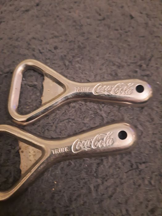Dwa otwieracze z Coca coli