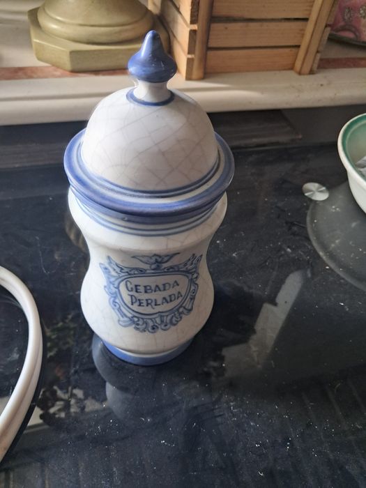 Pote antigo em porcelana