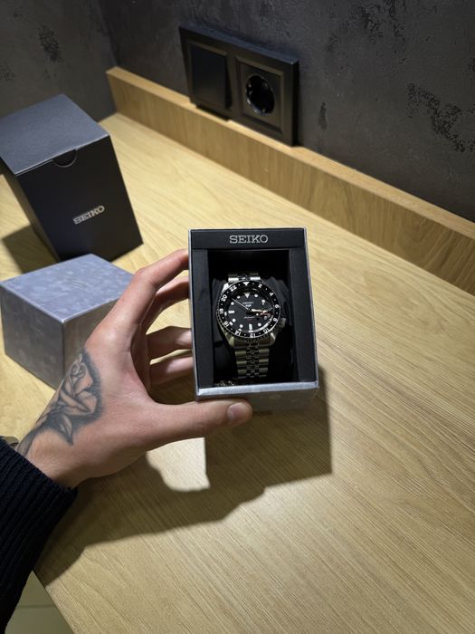 Наручные часы Seiko Sports 5 GMT