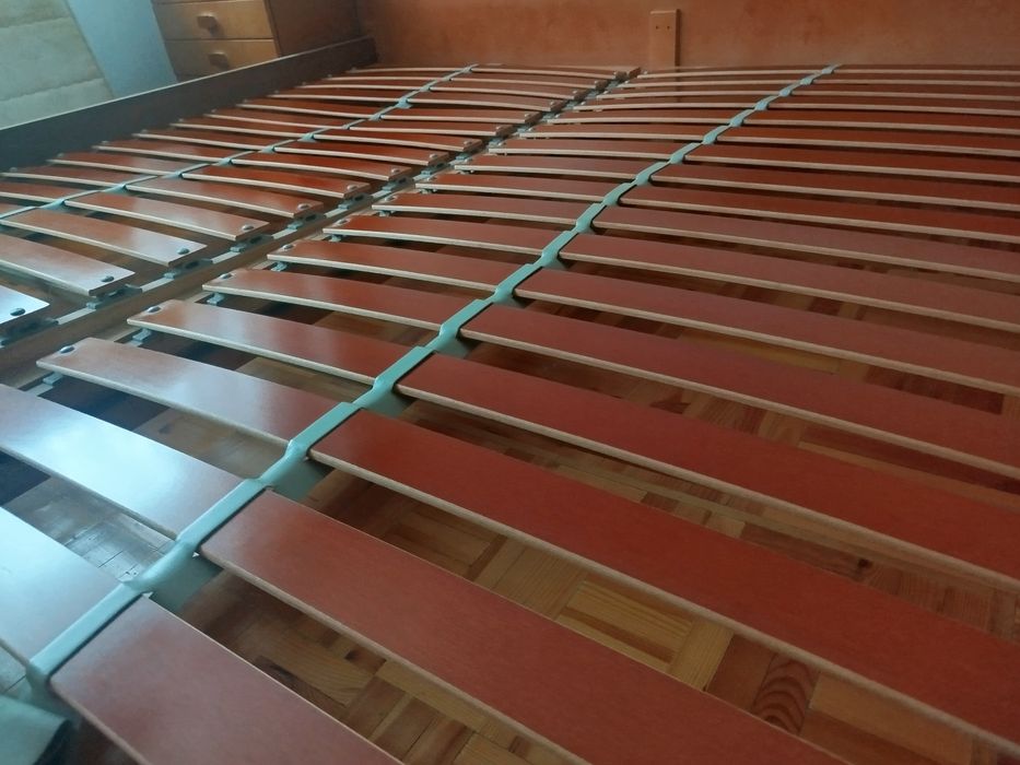 Solidne łoże drewniane do sypialni Dunlopillo