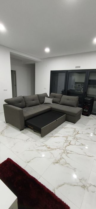 Sofá-Cama com Chaiselongue e Arrumação – Impecável!