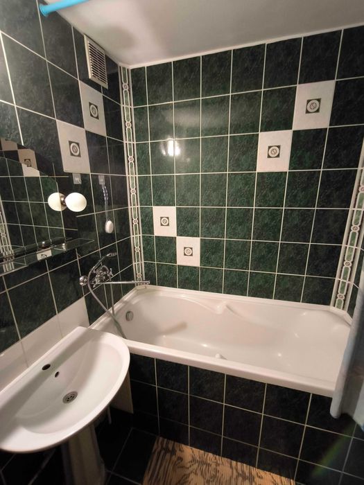 Здам простору 3-кімн квартиру з косм ремонтом у тихому центрі міста.