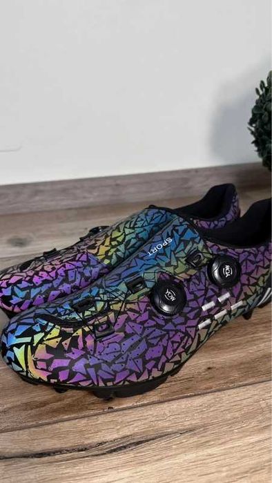 Buty rowerowe , zmieniające kolor pod wpływem światła