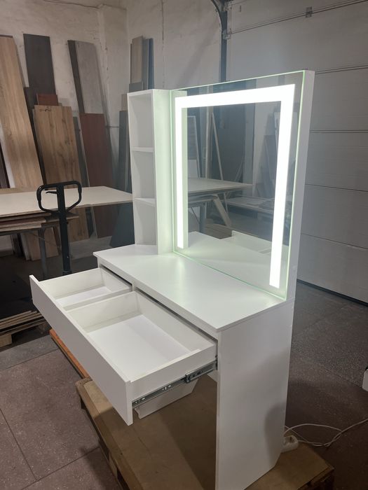 Туалетний столик з підсвіткою косметичний стіл дзеркало для макіяжу