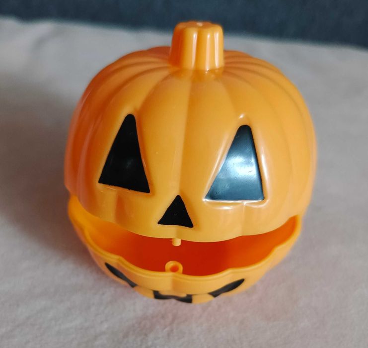 Mały pojemnik z akcentem Halloween .