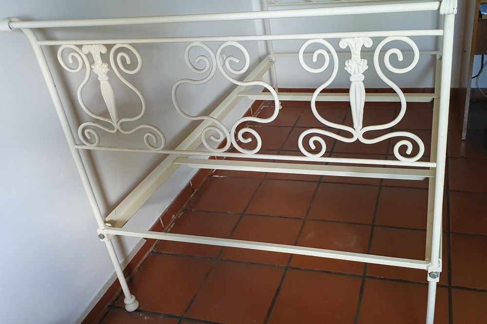 Cama de ferro branca