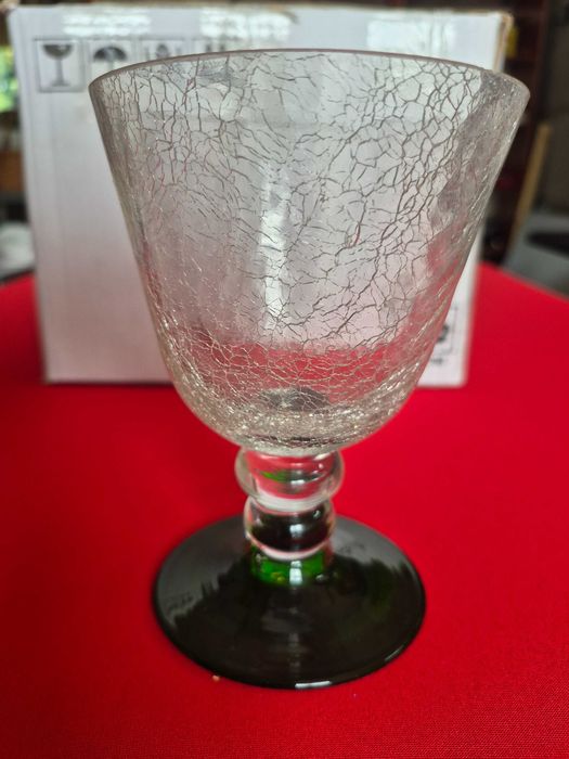 Ten przedmiot to vintage'owy kieliszek do wina Villeroy & Boch z serii Nadine