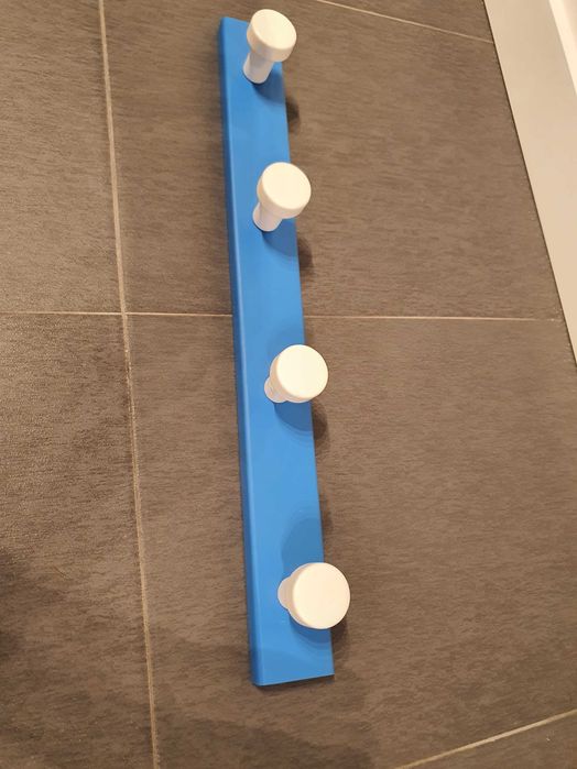 Cabide azul e branco