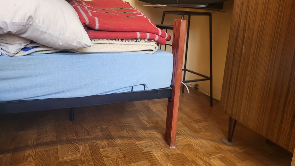 Rama łóżka z materacem