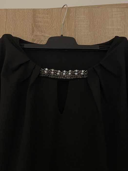 Czarna elegancka bluzka z ozdobnym dekoltem