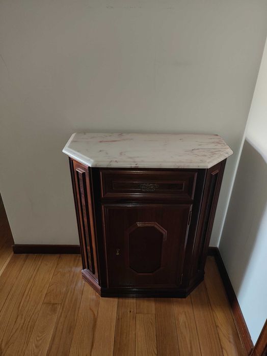 Pequeno móvel em madeira