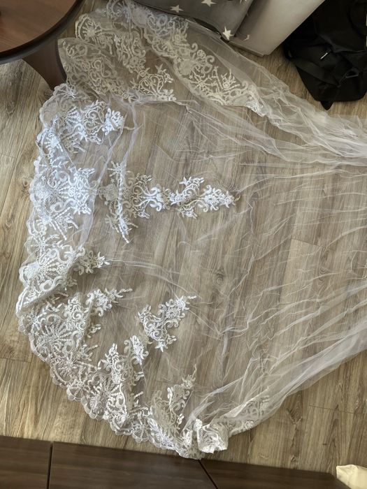 Piękny katedralny długi welon z koronką
