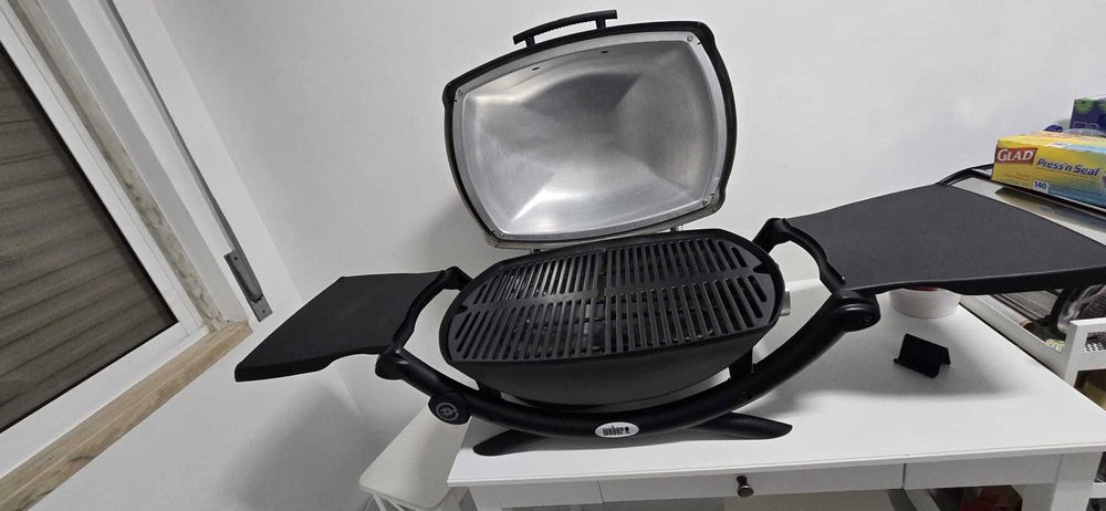 Churrasqueira Weber Q2400 elétrica, com mesa suporte e apoios laterais