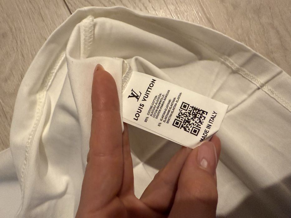 Biala bluzka z motywem Louis Vuitton M