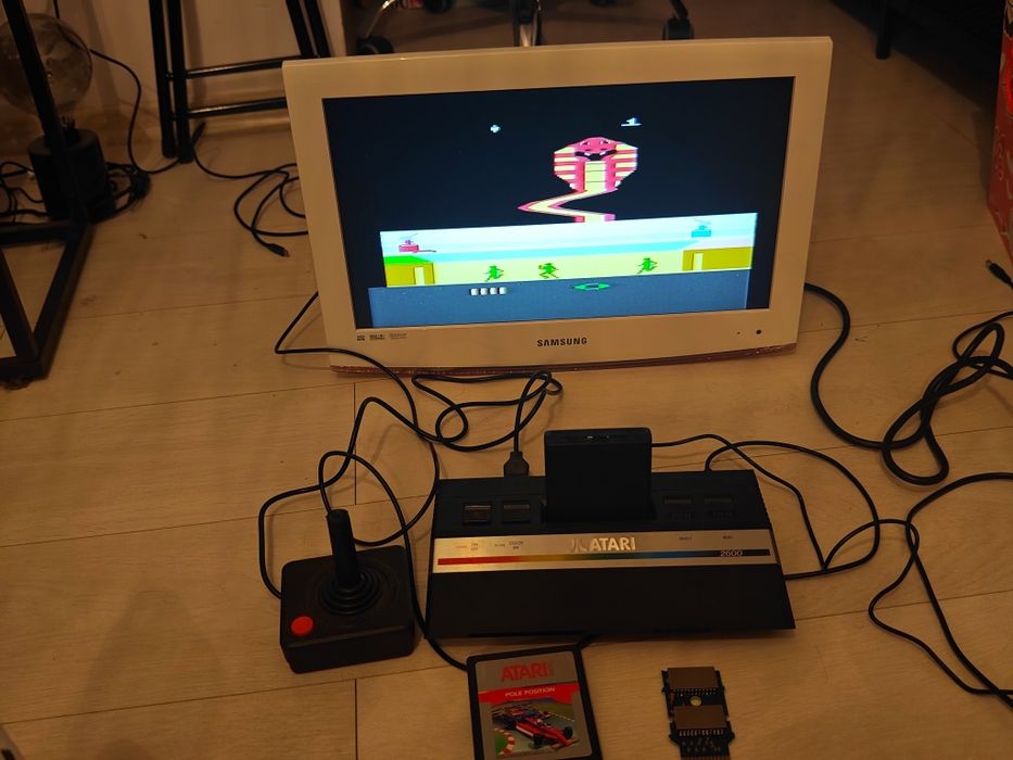 Atari 2600 junior zestaw: konsola, pad, gry, flash kartridż, zasilacz,