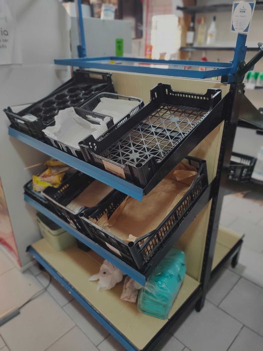 Expositor de frutas e legumes de ferro e madeira