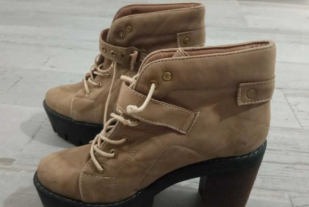 Botas com salto. Pouco usado