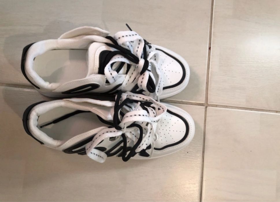 sapatilhas brancas com detalhes pretos