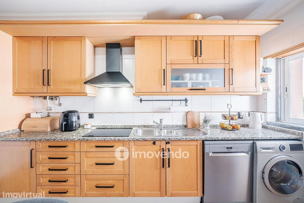 Apartamento T3 com estacionamento e cozinha equipada, em Tercena