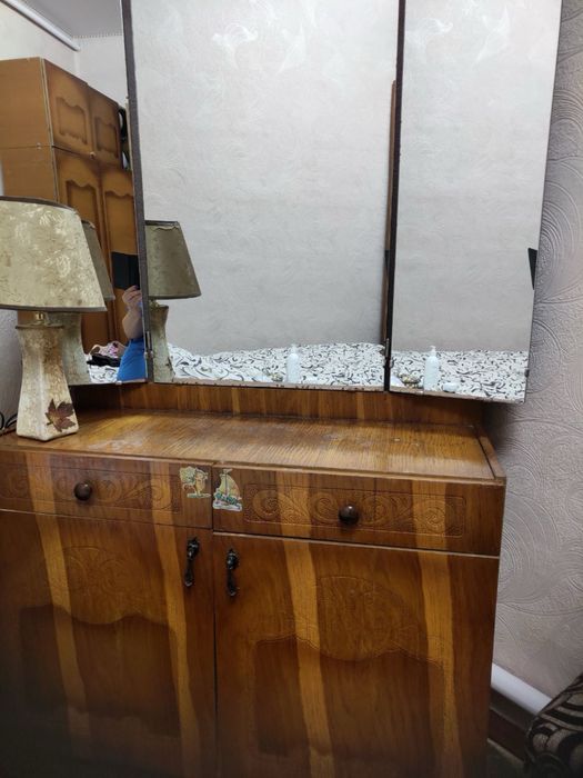 Трюмо б/у з трьома зеркалами (2 з них рухливі)