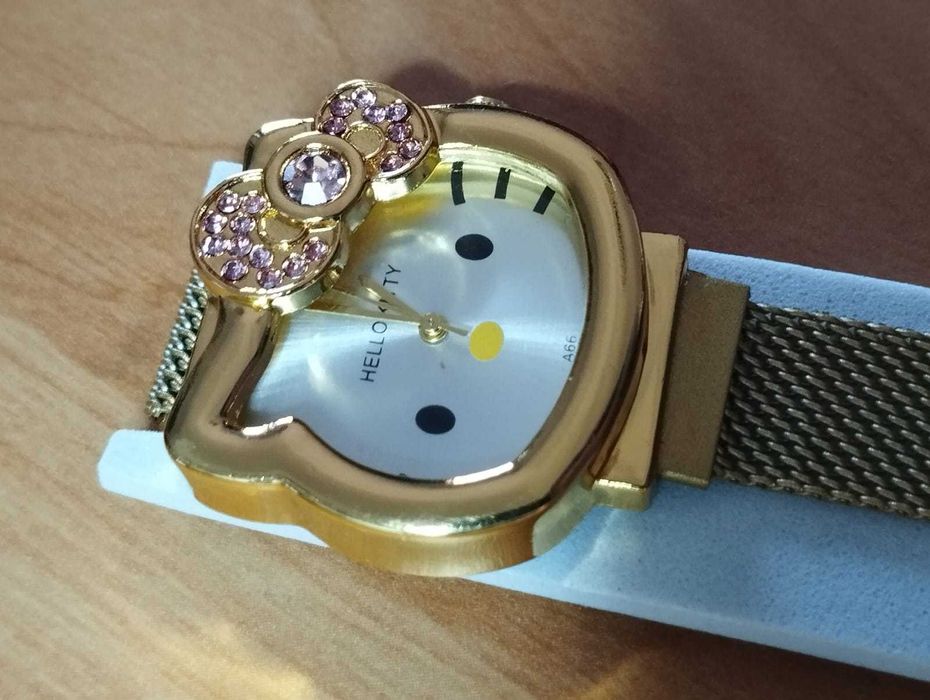 Relógio Hello Kitty Dourado NOVO